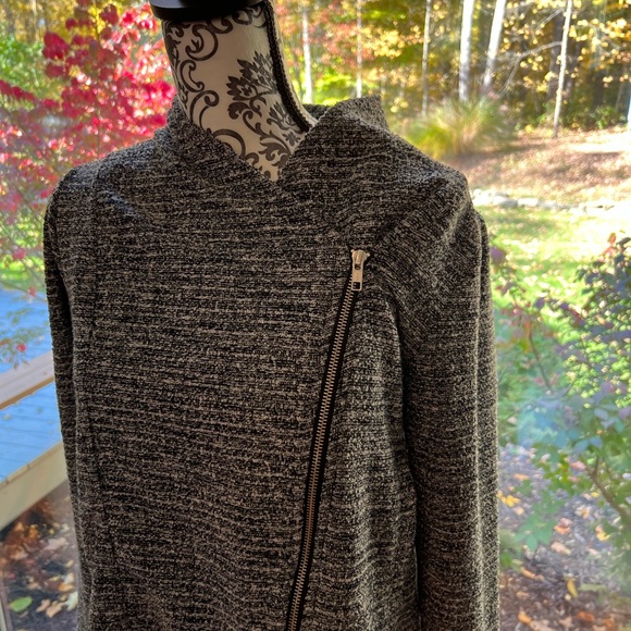 Pre-loved Banana Republic crop tweed jacket. Black and gray shimmery material. - Picture 9 of 14